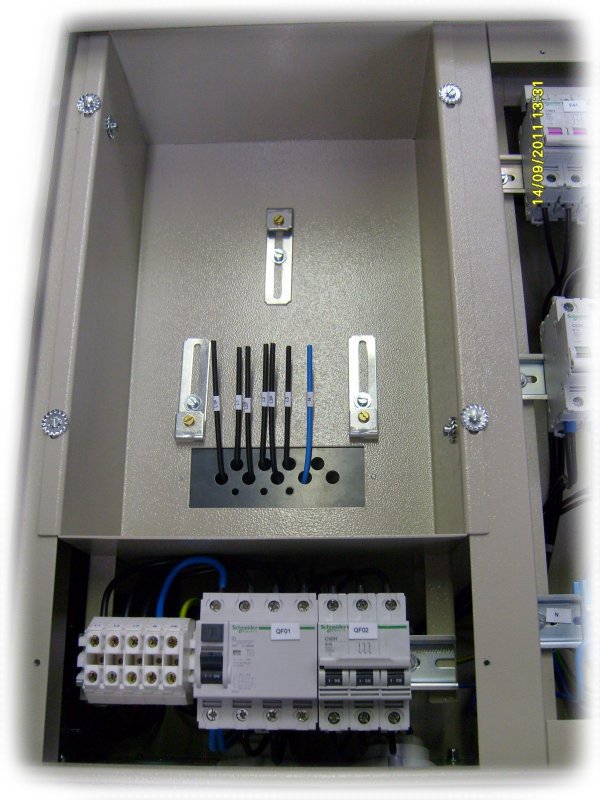 Staveništní rozvaděč - svorky pro přívodní kabel, hlavní jistič, proudový chránič a příprava pro elektroměr